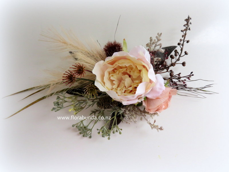 Rustic champagne brown wedding cake flowers