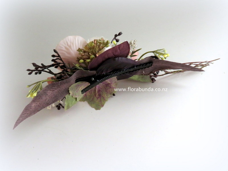 Hair clip brown rustic with champagne blush flowers - Image 3