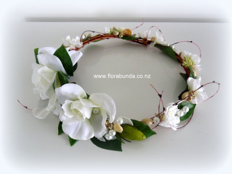 Shells, pearls and white gardenia flowers on natural vine hair crown - Image 2