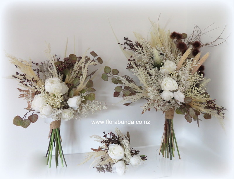 2nd image shows 3 sizes of theis style . This sale is for the tiny bouquet in the center only